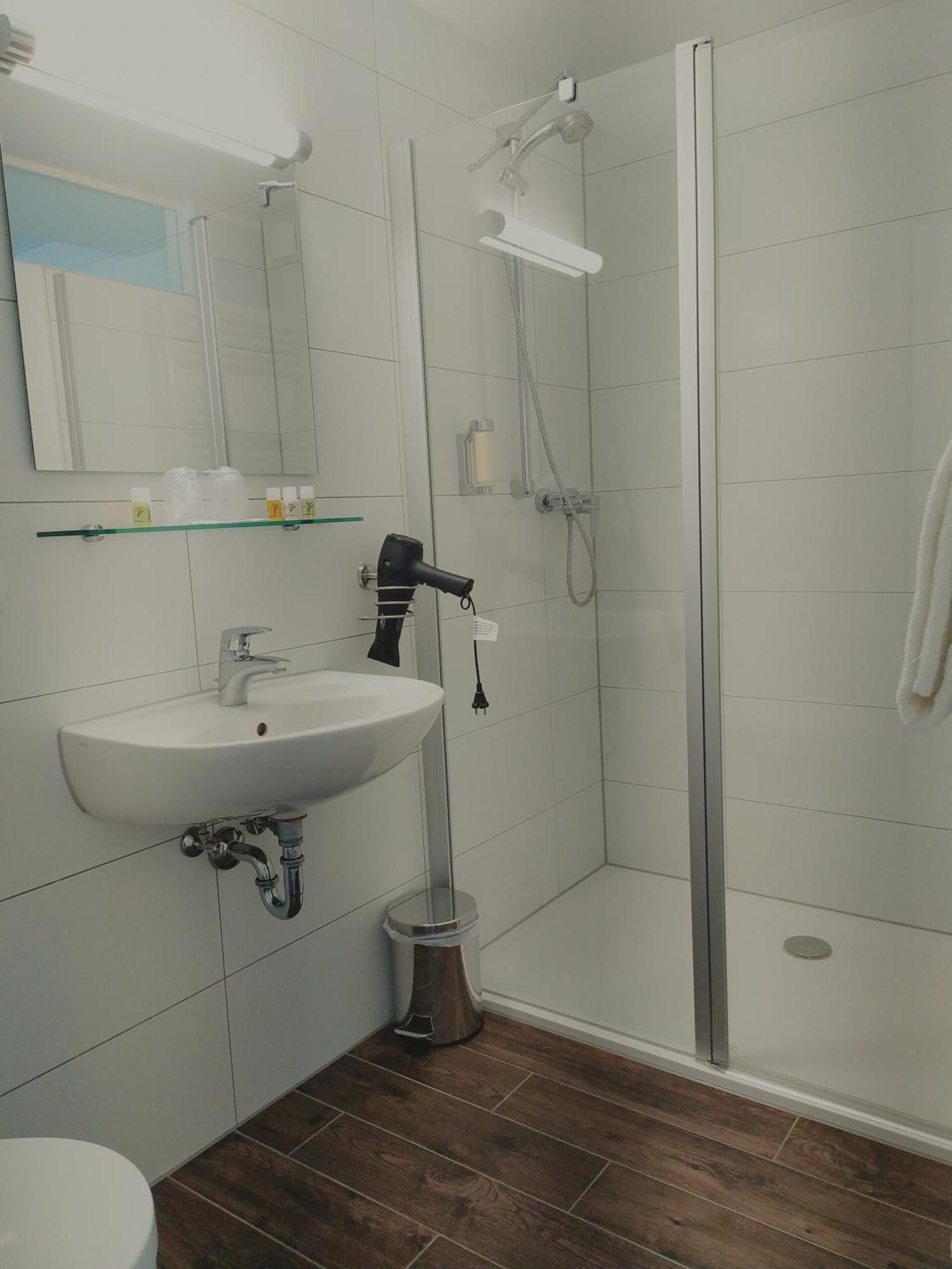 Dorfschaenke Deggendorf Hotel & Apartmenthaus & Biergarten, E-Bike-Verleih Kostenlos Bagian luar foto